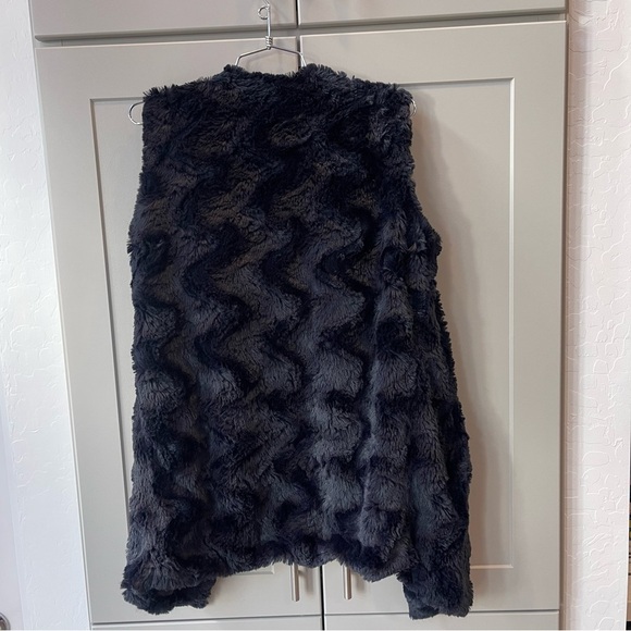 Tart Collections XS Navy Faux Fur Ramona Vest NWT Asymetrical Designer Soft - Picture 2 of 8